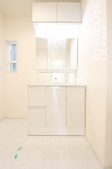 【洗面所】 | 洗濯機置き場と脱衣スペースもしっかりと確保されている洗面室、洗面コーナーは、窓から陽も差し明るく開放的な造りです。家事導線も良いので洗濯物やお湯はりもストレスフリーに毎日家事を楽しめそうです。
