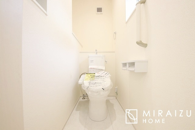 【トイレ】 | 空気の換気と窓からの光の明るさに配慮した清潔感のあるトイレ、ご自分の好きなアロマや芳香剤を置いて落ち着く空間を演出、一人になれる空間ですから、リラックスしたいですね。
