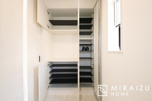 【玄関】 | いってきます♪ただいま♪明るい声が聞こえてきそうな玄関。ナチュラルなカラーがとても清潔感のある造りです♪
