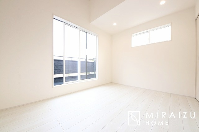 【寝室】 | 広さのある洋室は、ご夫婦様の寝室にぴったりですね。ご主人様の趣味のものや書斎などにも使用できるくらいの広さが嬉しいです。収納もばっちり完備してますのでお荷物が多いご家族様も安心してお暮しいただけます！