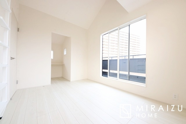 【子供部屋】 | お子様のお部屋にも主寝室にも使えますね。窓が二面についていますので採光もばっちり、空気の入れ替えもOK！自分のお部屋を持ちたいお子様の夢を叶えます！
