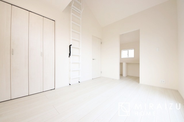 【収納】 | 収納力も自慢です。お洋服がお好きなお客様も多いですよね、衣替えをしなくてもお洋服をしまっておけそうなくらいの広さですね！
