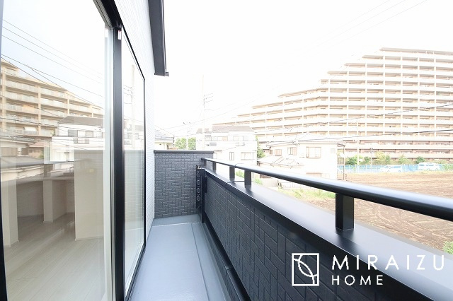 【バルコニー】 | 小鳥の鳴き声で目覚める朝、爽やかな風が入ります。太陽の陽射しでお洗濯物がカラッと乾き、気持ちの良い洋服とお布団で快適に過ごせます。