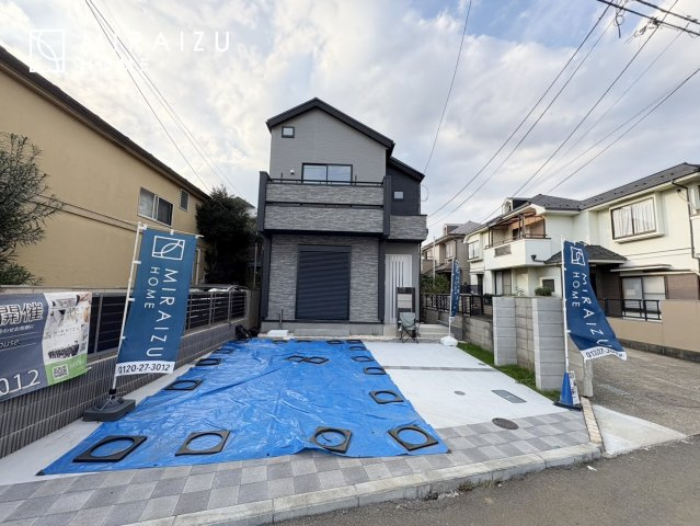 【外観】 | 青く澄み渡った綺麗な空と、陽の光をたっぷりと受ける、そんな新築住宅で新生活をスタートしてみませんか？見学・ご相談等、ミライズホーム(株)までお気軽にご連絡下さい。