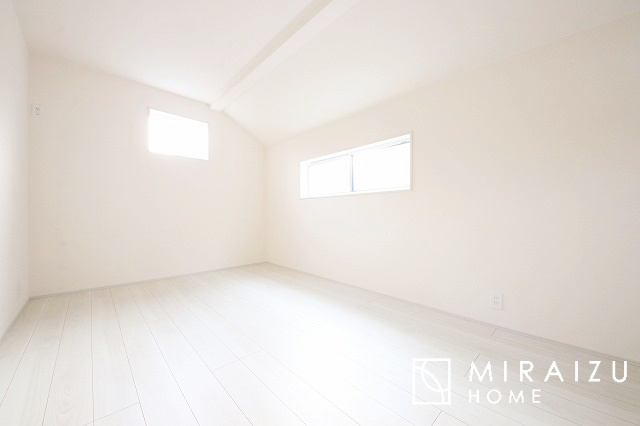 【洋室】 | 心も体も癒されるゆったりと落ち着いた洋室。窓が多いつくりになっています。窓が多いと明るい空間を保ち、室内へ気持ちの良い風も取り込んでくれます。