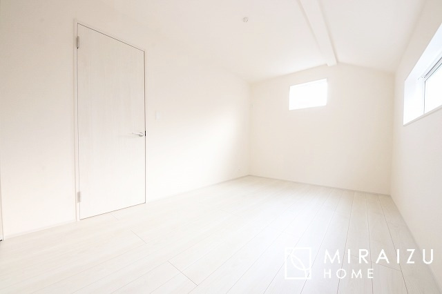 【寝室】 | 収納あり、自然な採光ありの洋室。家族みんなが気持ち良く目覚められる、過ごしやすい主寝室などにもお勧め。もちろん、ペットもご一緒に。