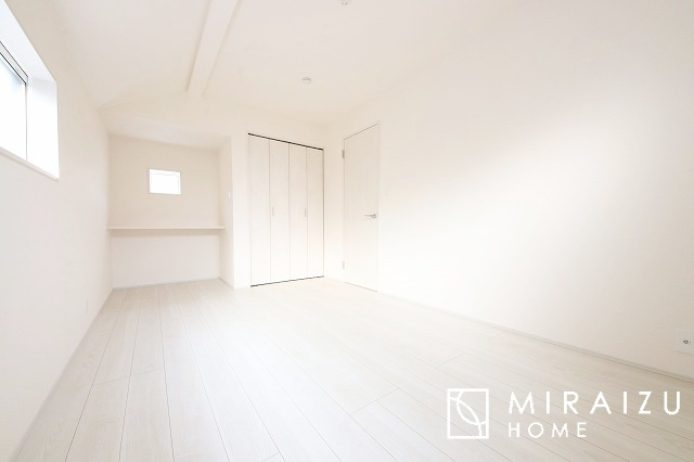 【子供部屋】 | 床のフローリングもオシャレな洋室が嬉しいです。独立性のある住宅ですので、各居室それぞれ、テイストの違うお部屋インテリア造りをしても面白いかもしれませんね！