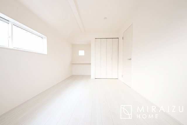 【洋室】 | 小鳥の鳴き声で目覚める朝、爽やかな風が入ります。太陽の陽射しでお洗濯物がカラッと乾き、気持ちの良い洋服とお布団で快適に過ごせます。