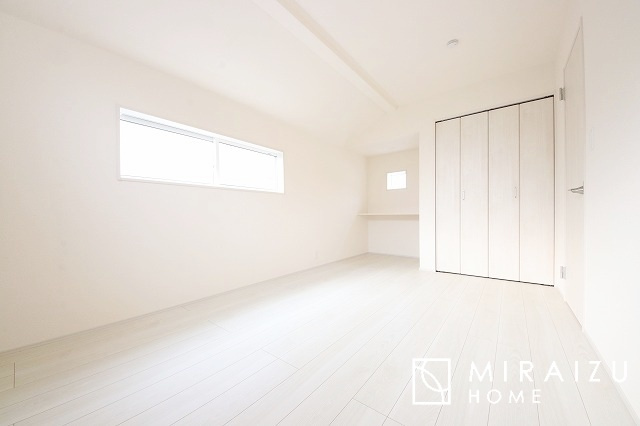 【収納】 | 収納あり、自然な採光ありの洋室。家族みんなが気持ち良く目覚められる、過ごしやすい主寝室などにもお勧め。もちろん、ペットもご一緒に。