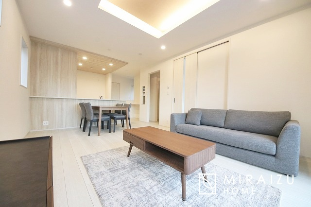 【居間・リビング】 | 陽当たりが心地の良いリビング空間です。日中はカーテンを開けて自然な光を取り込みリラックスして過ごしたいですね、照明器具もセンスの良いものを使いたいですね。
