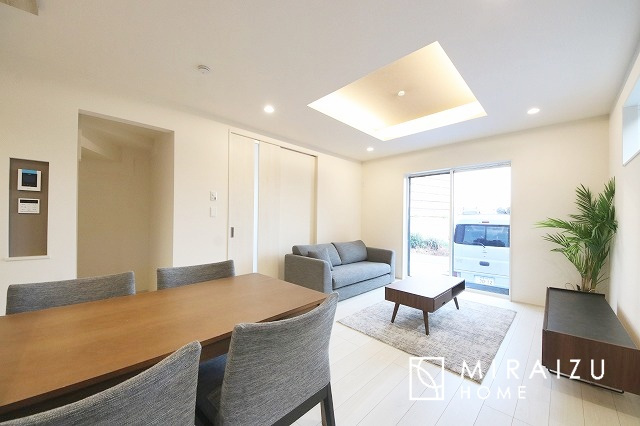 【居間・リビング】 | 大きな窓が特徴の南向きリビングでは、太陽光も沢山取り込むことが出来てお家の中にいても日光浴が可能ですね、開放的な空間です。インテリア選びも楽しそう、ご家族様で相談しながらインテリア配置も楽しみたいです