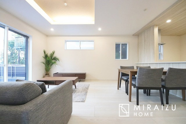 【居間・リビング】 | 明るい光が取り入れられる空間設計のリビングです。インテリア配置もしやすい間取りです。壁や床の色と合わせて落ち着いたインテリアも選びたいですね♪グリーンを飾っても素敵だと思います。
