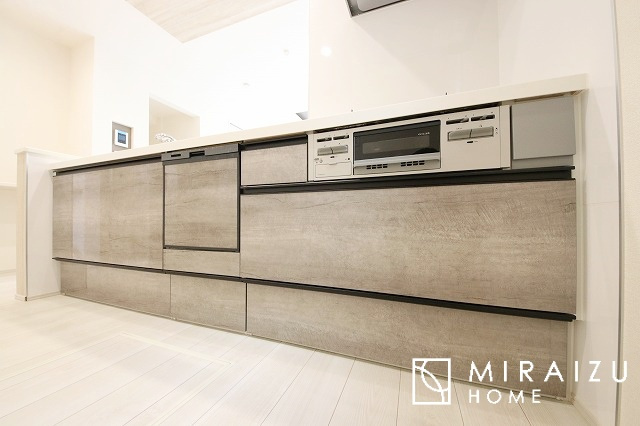 【キッチン】 | 洗練されたキッチンでは毎日の家事を少しでも楽に快適に工夫したいですね、大きいシンクではお皿洗いもストレスフリー、3口コンロでは要領よくお料理も可能です。レンジフードもお掃除がしやすい設計が嬉しい。
