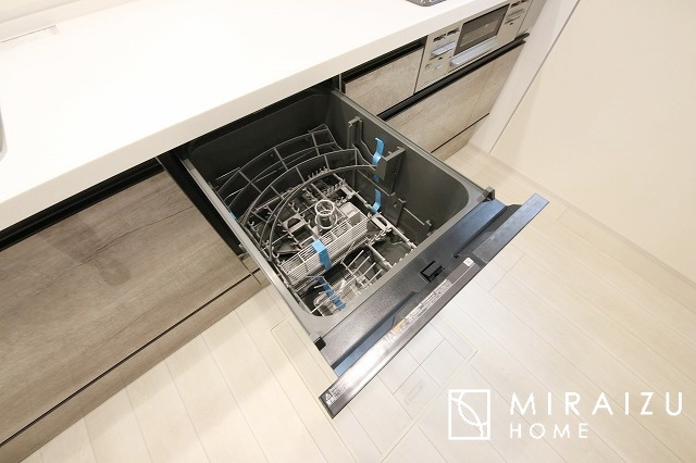 【キッチン】 | スッキリとした形が上品な広々ワイドキッチンです。レンジフードもすっきりとした造りなので圧迫感もございません。窓もあり明るい空間の中で毎日お料理することが可能です。収納スペースも広いのが嬉しいですね。
