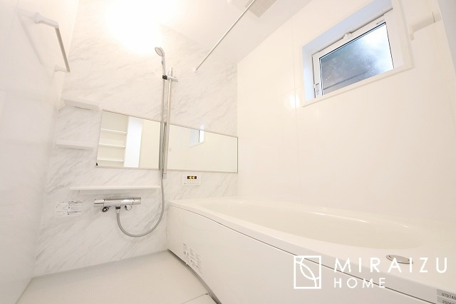 【浴室】 | 清潔感のあるホテルのような広い浴室が自慢です。疲れた日にはお湯をためてリラックスタイムを楽しみたいですね、今はスマホも防水の時代です、半身浴をしながら動画視聴、漫画視聴、楽しく過ごしたいですね^^
