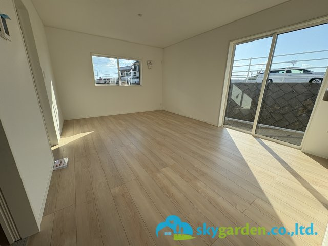 茅ヶ崎市柳島第11　新築戸建　全8棟5号棟の居間・リビング|明るいリビングダイニング