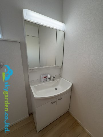 茅ヶ崎市柳島第11　新築戸建　全8棟5号棟の独立洗面台|三面鏡付きの洗面台