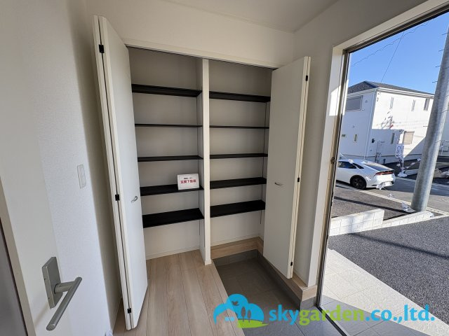 茅ヶ崎市柳島第11　新築戸建　全8棟5号棟の玄関|沢山の靴が入りそうです