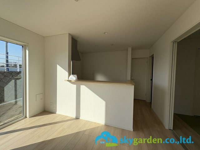 茅ヶ崎市柳島第11　新築戸建　全8棟5号棟の内装|会話がはずむ対面キッチン