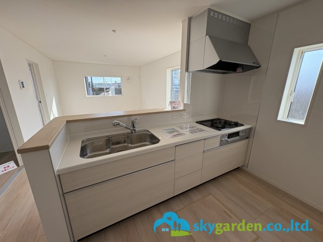 茅ヶ崎市柳島第11　新築戸建　全8棟5号棟のキッチン|清潔感ある色合いのキッチン