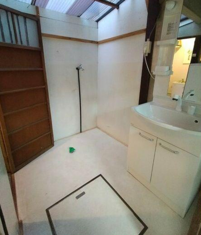 門真市五月田町　中古戸建の独立洗面台