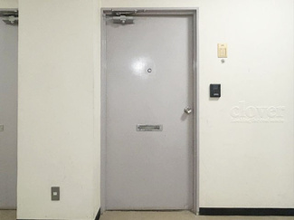 【その他共用部分】 | 皆様をお迎えする、お部屋の玄関ドア。開けやすさや開放角度、ドアノブの操作しやすさや鍵の形状などを、現地で一度ご確認ください。～即日のご見学可能～　お問合せはお気軽にどうぞ。
