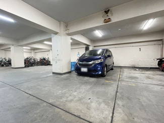 【駐車場】 | マンションの駐車場スペース。空きの有無や駐車料金、サイズ規定などについては、改めてお問い合わせください。～即日のご見学可能～　お問合せはお気軽にどうぞ。