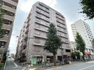 【外観】 | 手入れの行き届いた外壁やエントランスなど、「見ればわかる」レベルで清潔感を保ったマンションです。築年数を感じさせない姿で皆様をお出迎えします。～即日のご見学可能～　お問合せはお気軽にどうぞ。