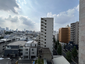 【展望】 | 眼前に広がる空の雄大さと、このお部屋の自慢の一つである「眺望」をご覧ください。毎日、この景色を独り占めできる新生活に夢が広がります。～即日のご見学可能～　お問合せはお気軽にどうぞ。
