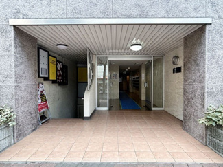 【エントランス】 | お客様を、そして住人を出迎えてくれるマンションのエントランス。ゴミが落ちていないことからも、管理状態の良さや住民の節度の高さが見て取れます。～即日のご見学可能～　お問合せはお気軽にどうぞ。