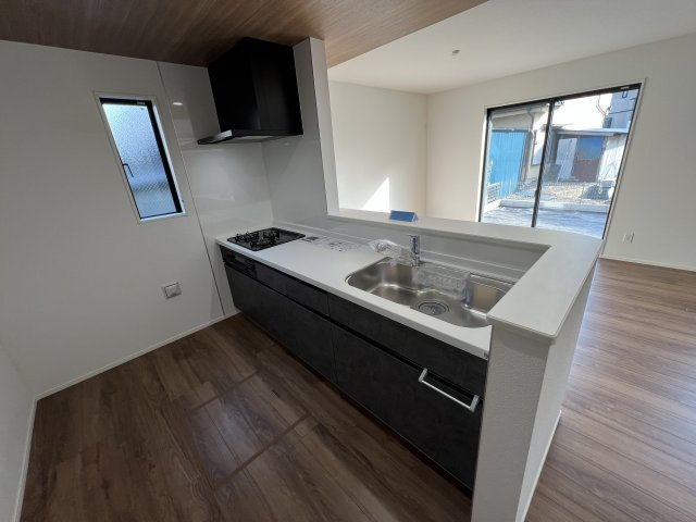 昭島市福島町3丁目　新築戸建全3棟のキッチン|料理をしながらでもご家族との会話を楽しめる対面キッチン