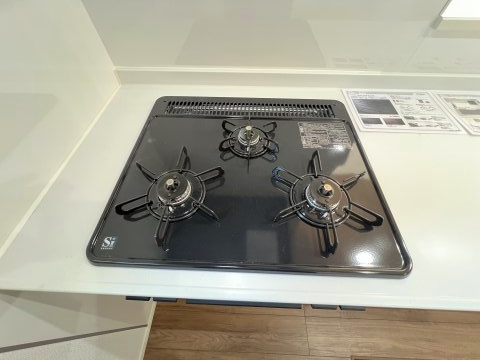 昭島市福島町3丁目　新築戸建全3棟のキッチン|三口ガスコンロ