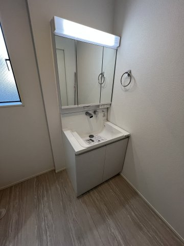昭島市福島町3丁目　新築戸建全3棟の独立洗面台|身だしなみを整えやすく、収納たっぷりの三面鏡付洗面化粧台☆
