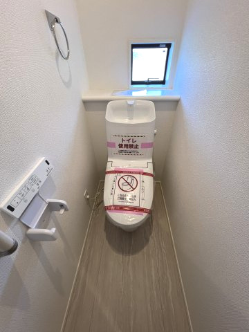 昭島市福島町3丁目　新築戸建全3棟のトイレ|1階温水シャワートイレ