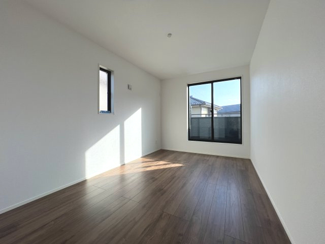 昭島市福島町3丁目　新築戸建全3棟の洋室|【洋室1】バルコニーに面した明るい室内☆