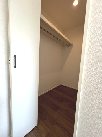 昭島市福島町3丁目　新築戸建全3棟の収納|【洋室1】季節物の衣類もスッキリ収納できるウォークインクロゼット付き☆