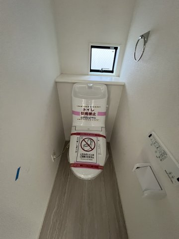 昭島市福島町3丁目　新築戸建全3棟のトイレ|2階温水シャワートイレ