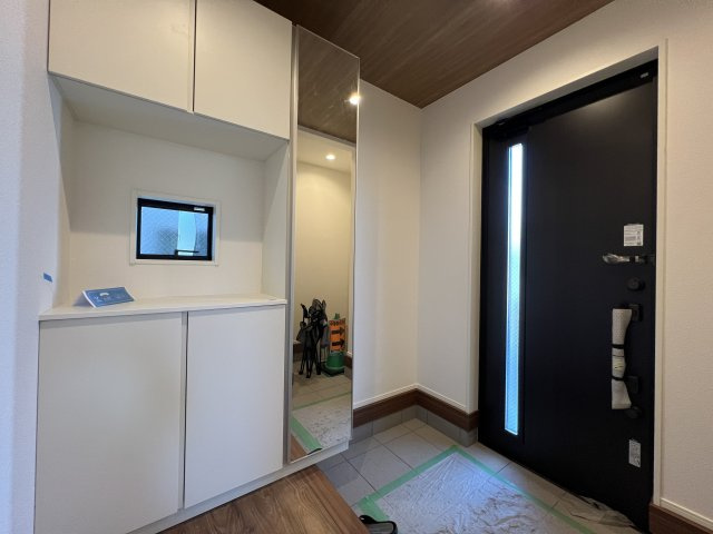 昭島市福島町3丁目　新築戸建全3棟の玄関|お出かけ前身だしなみチェックに便利な全身ミラー付き☆