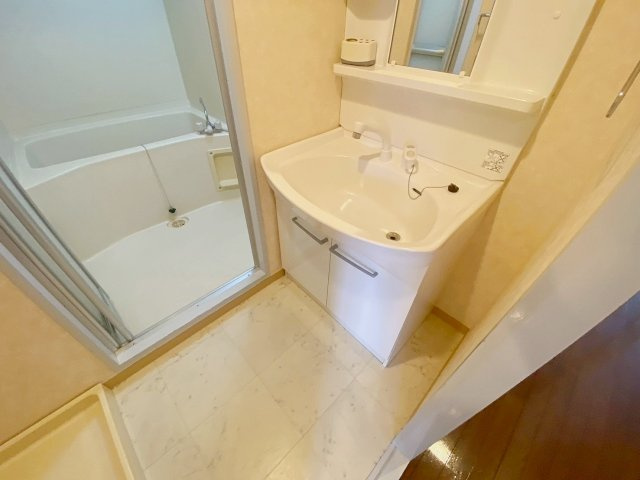 ゼフィール宝塚の洗面所|明るい洗面所です