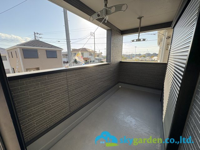 茅ヶ崎市柳島第11　新築戸建　全8棟6号棟のバルコニー|外からの目が気にならないバルコニーで洗濯物が干せます