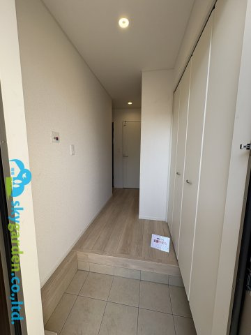 茅ヶ崎市柳島第11　新築戸建　全8棟6号棟の玄関|明るい色合いの玄関