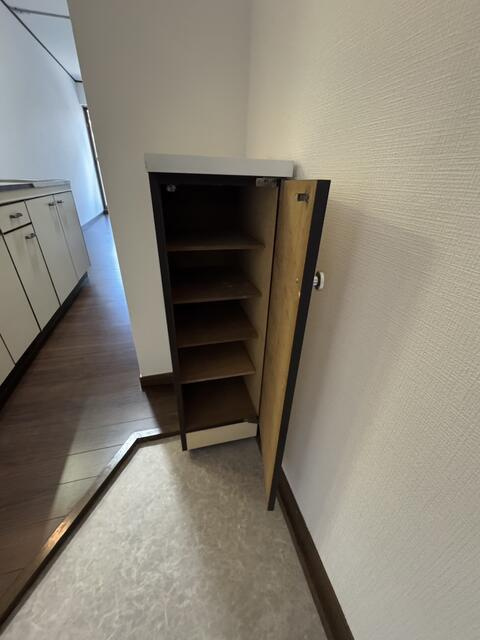 玄関前の床が明るくおしゃれです