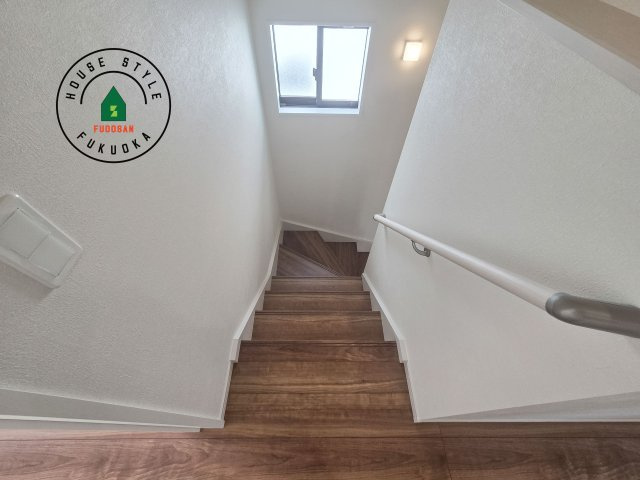 筑紫野市石崎3丁目第1-2棟（2号棟）　の内装|＜手すり付階段＞手すりがないと階段の昇り降りで危険なことはもちろん、壁に手をつきながら歩くことで壁紙が汚れやすくなります。すべての方に快適に昇り降りしていただくため、手すりを設置しました。