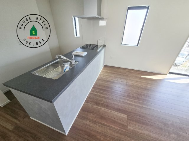 筑紫野市石崎3丁目第1-2棟（2号棟）　のダイニング|キッチンから立ち込める香りが今日の料理を期待させます。