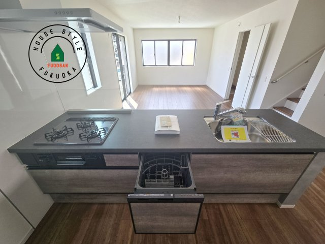 筑紫野市石崎3丁目第1-2棟（2号棟）　のキッチン|ご家族を近くに感じられる対面キッチンのLDK。会話もはずみそうですね。