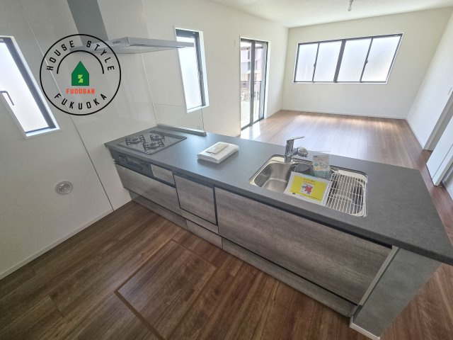 筑紫野市石崎3丁目第1-2棟（2号棟）　のキッチン|ダイニングテーブルへの配膳がラクラク、お料理はかどるカウンター付きシステムキッチン！