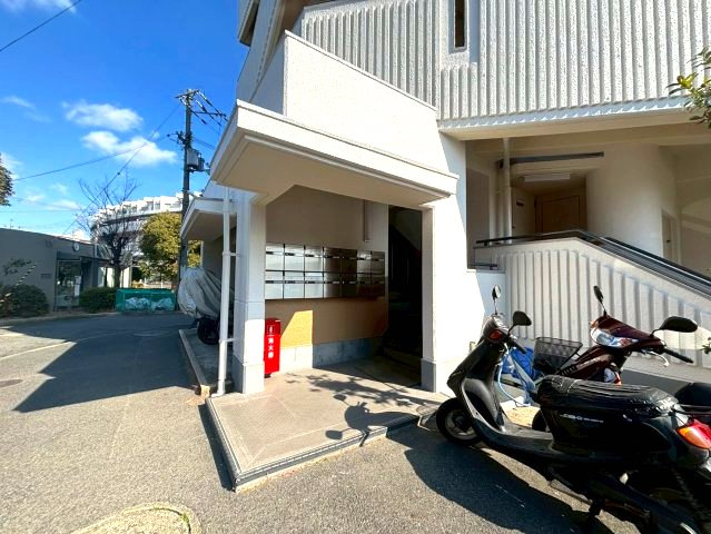 千代田第二住宅5号棟のエントランス