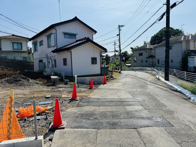 八王子市　長房町　新築一戸建て　９期の前面道路含む現地写真|～南4ｍ・東4.8ｍ道路に面しています～