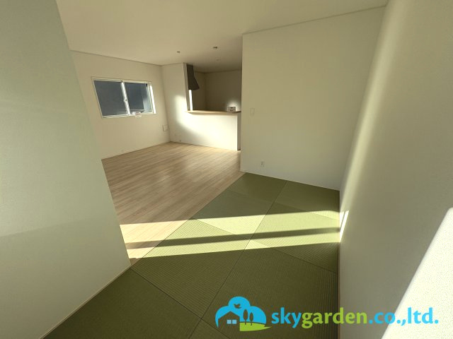 茅ヶ崎市柳島第11　新築戸建　全8棟7号棟の内装|リビング横の畳コーナー　お子様の遊び場にも