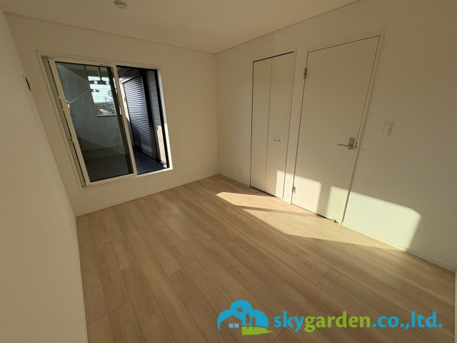 茅ヶ崎市柳島第11　新築戸建　全8棟7号棟の洋室|二面採光　バルコニーに面した洋室